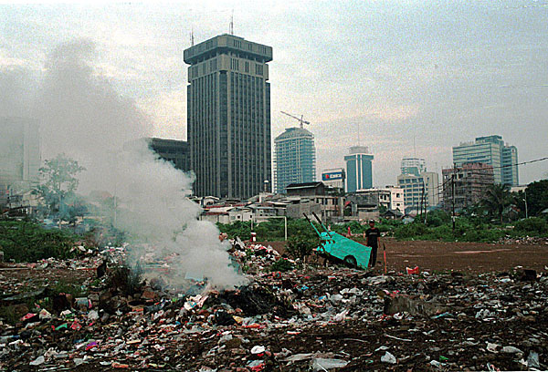 Brenning av søppel i Jakarta sentrum